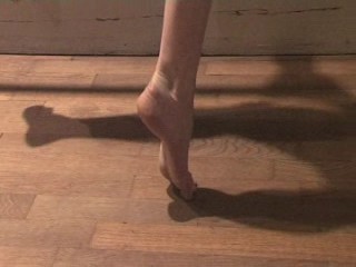 plan serré d'un pied nu en équilibre sur la pointe