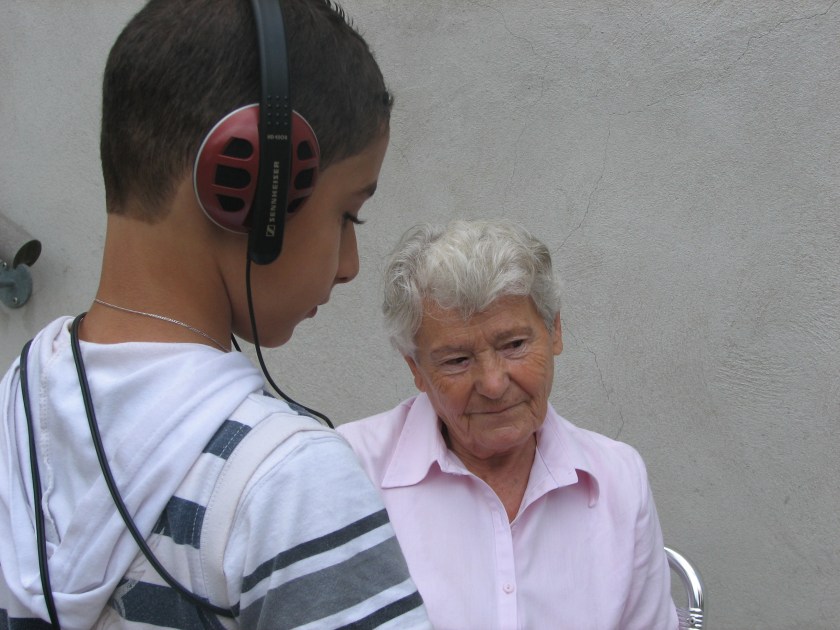 scène d'enregistrement d'une dame par un enfant pendant "les âges de saint-ouen"
