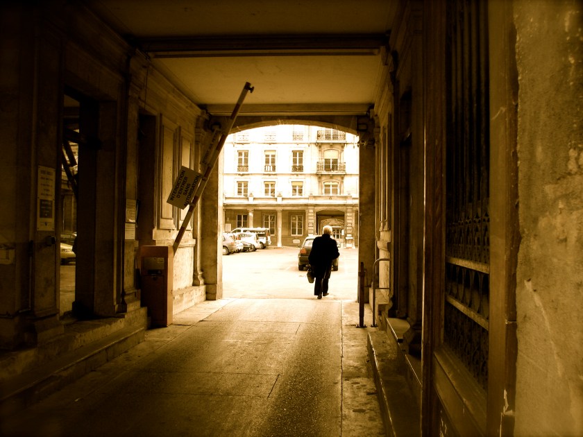 Silhouette au fond d'un passage, en sépia