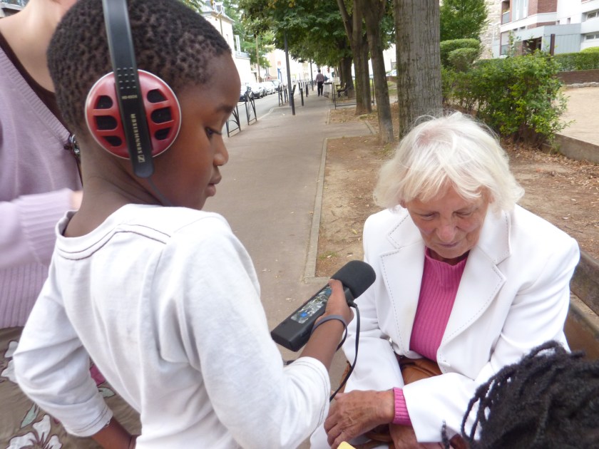 scène d'enregistrement d'une dame par un enfant pendant "les âges de saint-ouen" n°2
