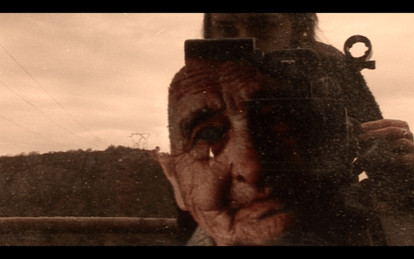 visage d'une grand-mère et reflet d'une filmeuse