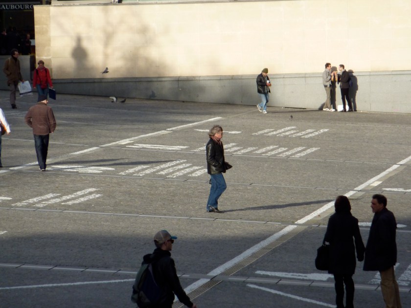 parvis de beaubourg - homme et passant