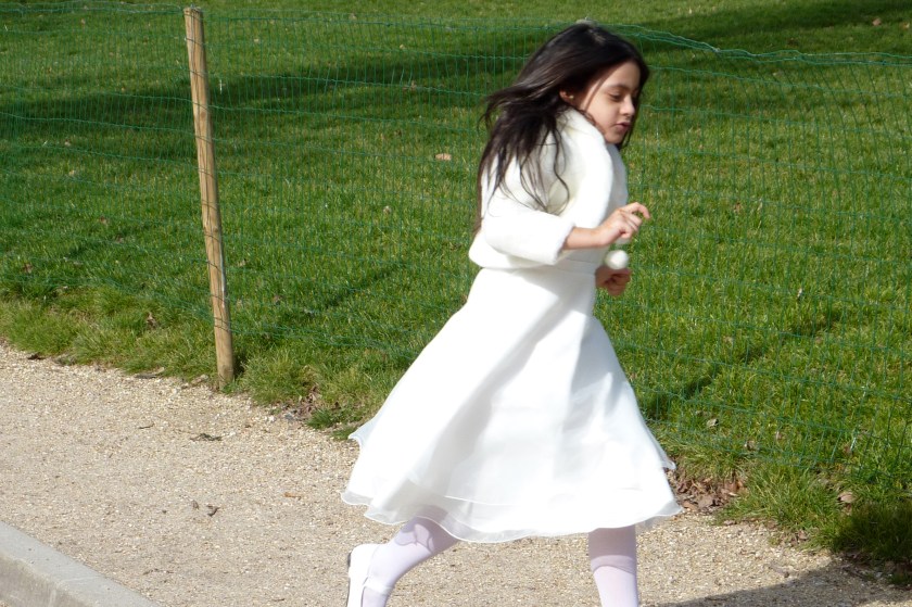 course d'une petite fille en blanc