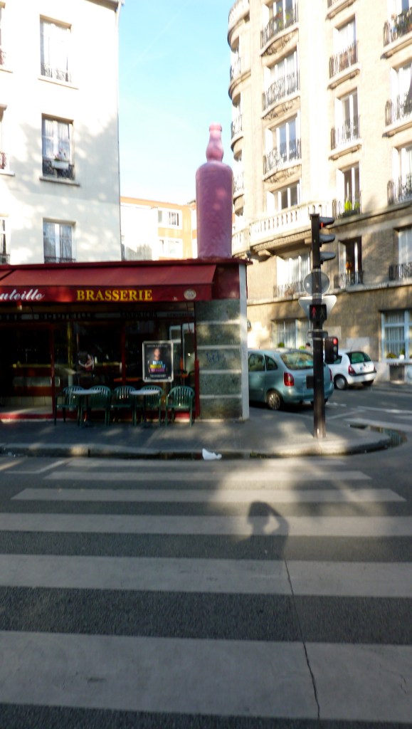 bouteille géante sur un café de paris