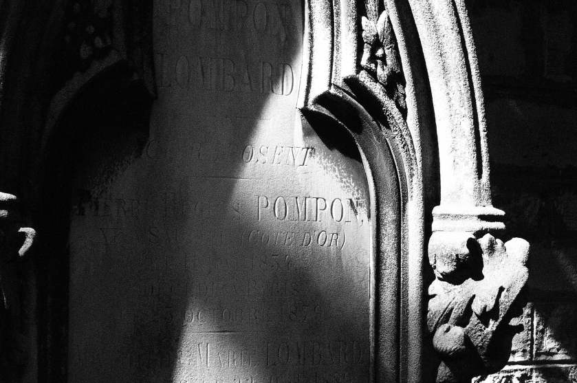 pierre tombale en noir et blanc