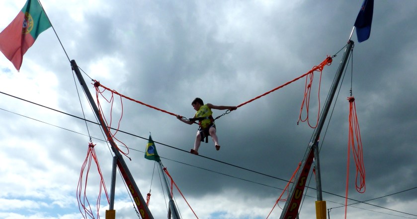 enfant arnaché fait du trempolin