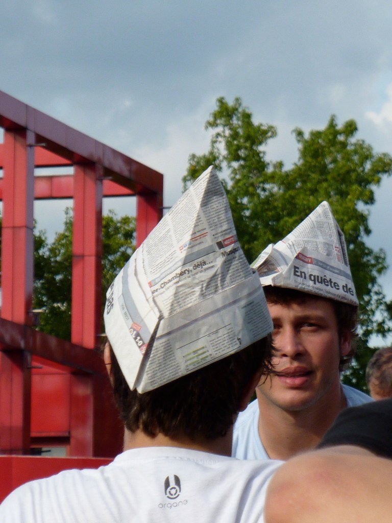 Paris- jeunes hommes aux chapeaux pliés