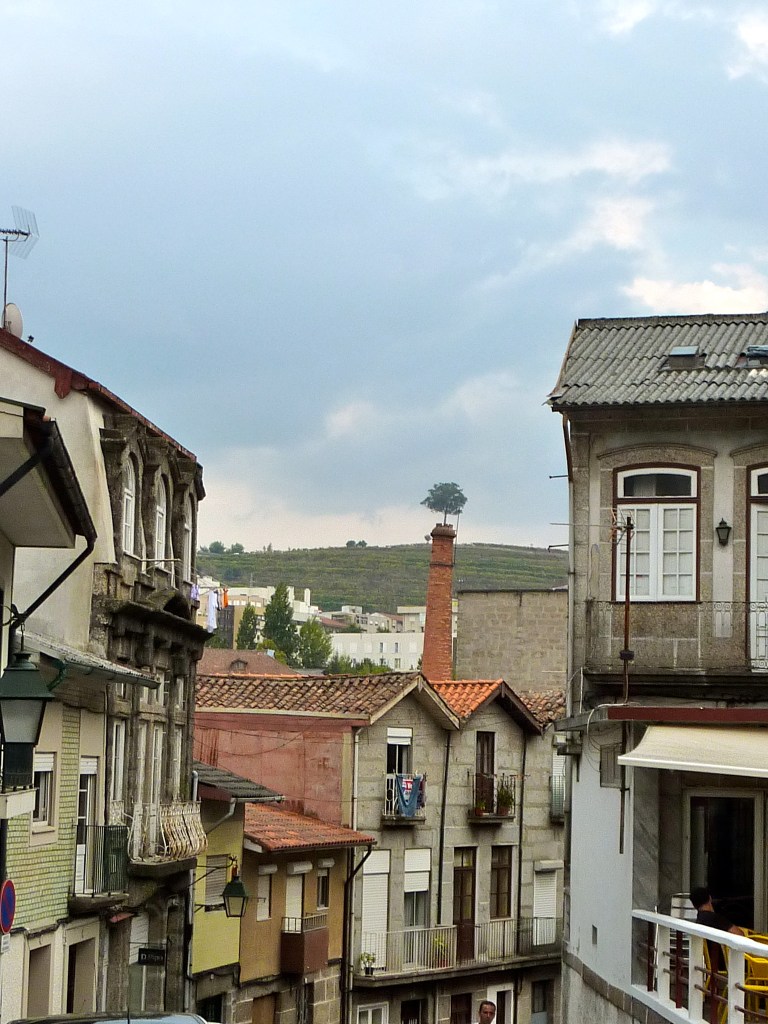 Portugal - Arbre sortant d'une cheminée