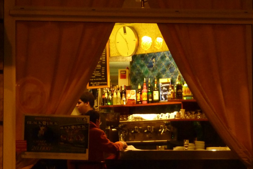 Paris -scène de café le soir