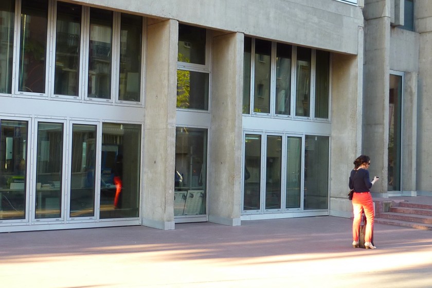 Reflet urbain de pantalon rouge