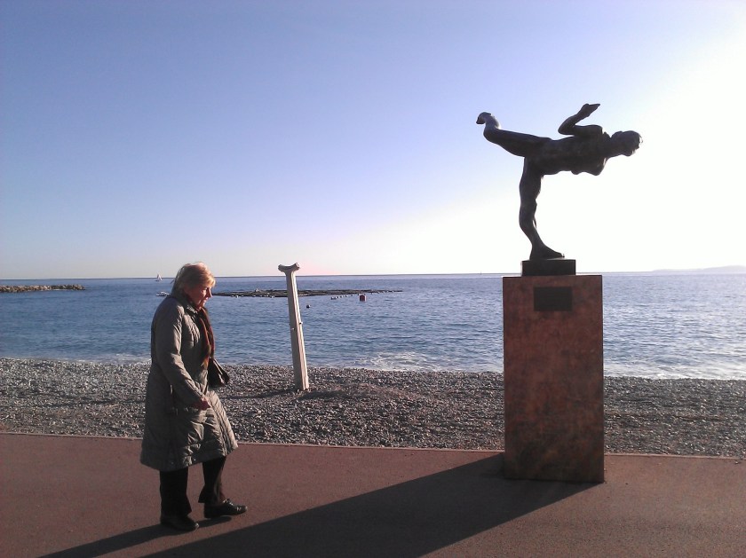 Femme douche et statue