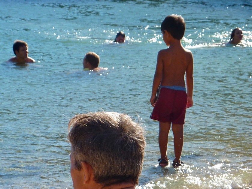 Petit garçon regardant la mer