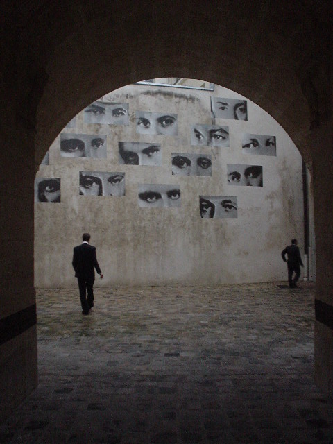 deux silhouettes devant un mur de regard