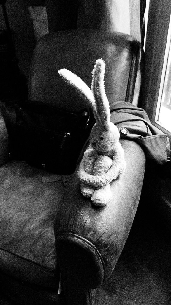 lapin en peluche attendant sur un fauteuil