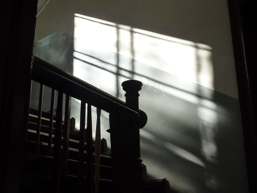 rampe d'escalier et lumière