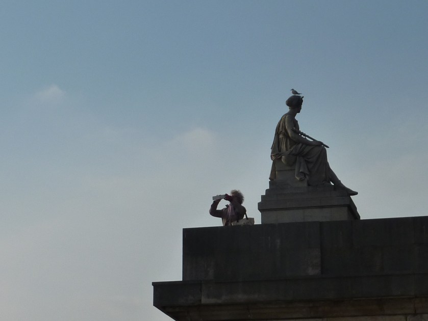 Touriste sur un pont de Paris