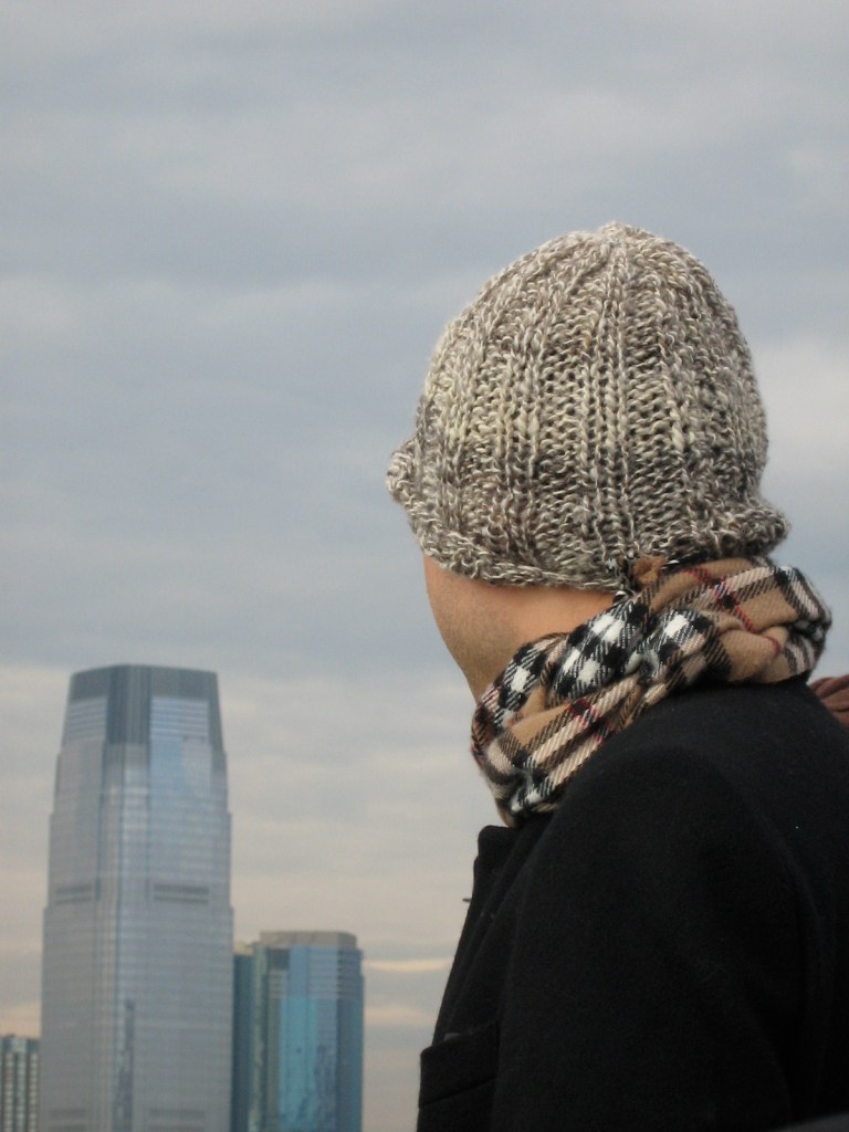 Grand homme petit gratte-ciel