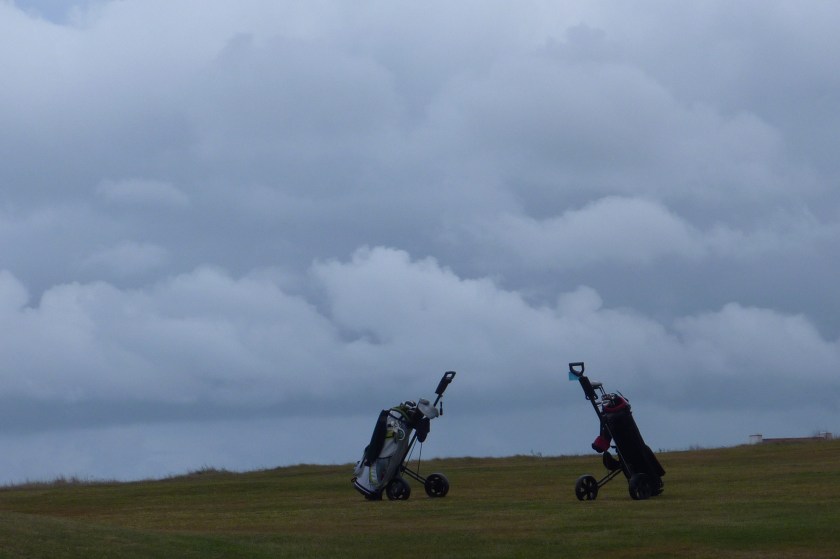 étranges silhouettes sur un terrain de golf