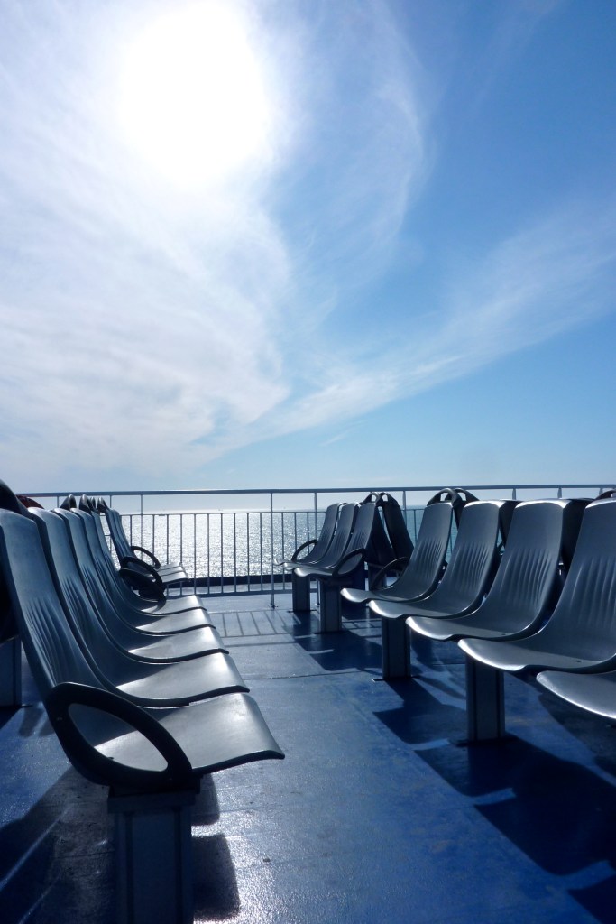 sièges bleus de bateau bleu sur la mer