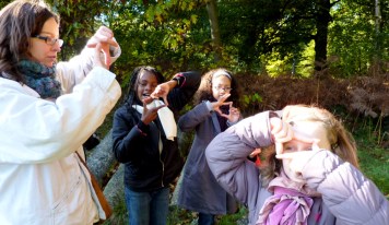 Des enfants cadrent avec leurs doigts