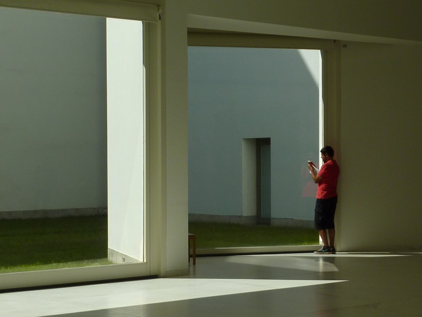 Un visiteur et un musée